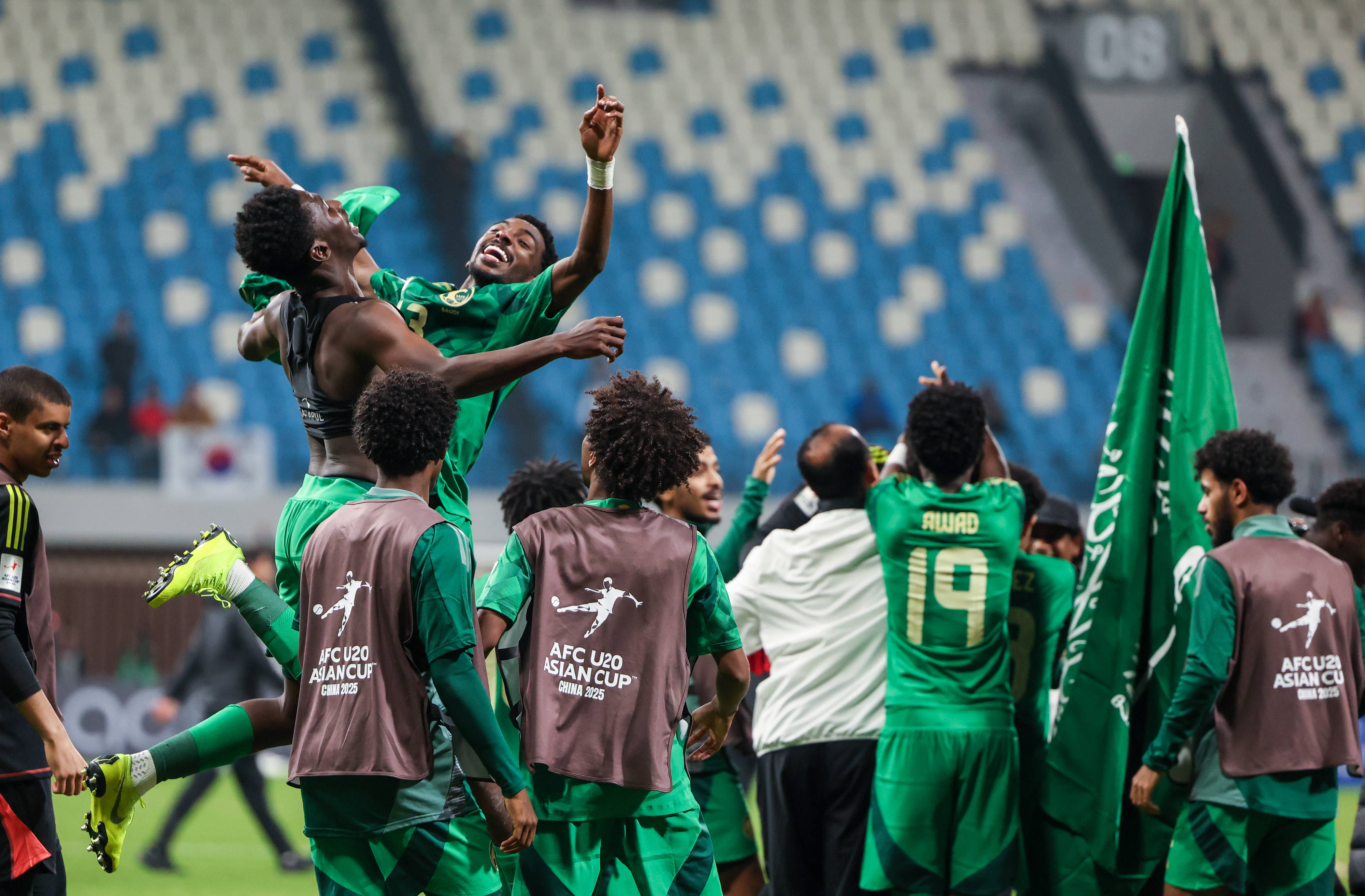 九游官网-亚洲杯半决赛火爆开打，强队争夺胜利激烈