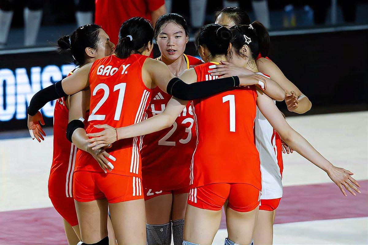 九游体育平台-紧张瞬间！女排半决赛现场观众沸腾